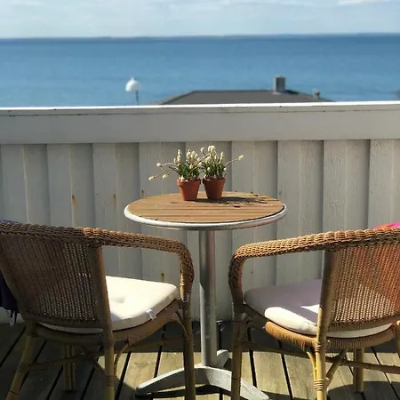 Dejligt Vaerelse Med Eget Bad Og Havudsigt